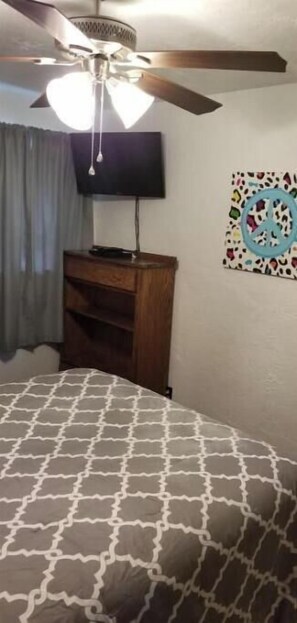 Iron/ironing board, WiFi, bed sheets