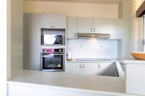 Wasserkocher mit Kaffee-/Teezubehör, Kühlschrank, Mikrowelle