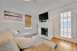 Living area - Bay Breeze Cottage (Treasure Island)