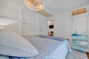 Comfort House, 2 Bedrooms | Free WiFi - Bay Breeze Cottage (Treasure Island)
