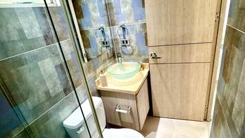 Dusche, Haartrockner, Bidet, Handtücher