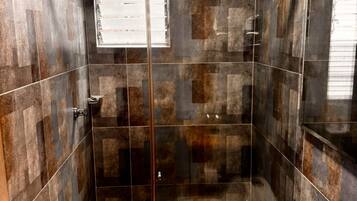Doccia, asciugacapelli, bidet, asciugamani