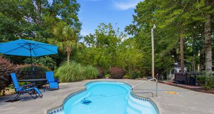 Wooded Private Oasis/Pool/Hot Tub/Pickleball Courts/Hobby Farm/Gym/Pond