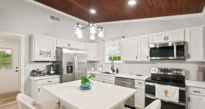 Wooded Private Oasis/Pool/Hot Tub/Pickleball Courts/Hobby Farm/Gym/Pond