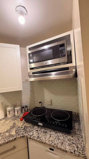 Private kitchen - Walkout Suite in NW Calgary - minutes from highway to Banff - 0 cleaning fee (Calgary)