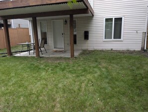 Outdoor dining - Walkout Suite in NW Calgary - minutes from highway to Banff - 0 cleaning fee (Calgary)