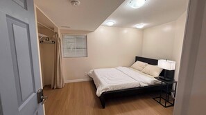 Room - Walkout Suite in NW Calgary - minutes from highway to Banff - 0 cleaning fee (Calgary)