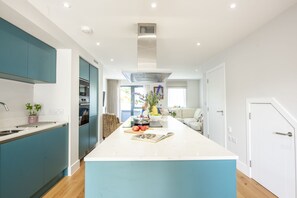 Coffee/tea maker, fridge, microwave, oven - Treth Nook - Dog friendly, 100m from beach, Parking (Harlyn Bay)