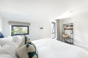 Iron/ironing board, Internet, bed sheets - Treth Nook - Dog friendly, 100m from beach, Parking (Harlyn Bay)
