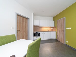 Kühlschrank, Mikrowelle, Ofen, Kochgeschirr/Geschirr/Besteck