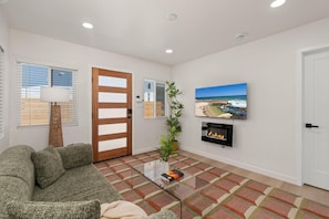 Fernseher, Kamin, Bücher