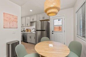 Wasserkocher mit Kaffee-/Teezubehör, Kühlschrank, Mikrowelle, Ofen