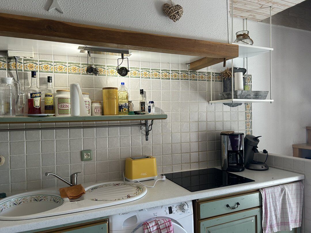 Fridge, cookware/dishes/utensils
