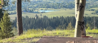 Patchwork Acres, dog friendly with an amazing view of the Camas Prairie.