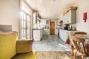 Superior Townhome | Private kitchen - Victorian Rooms (Belfast)