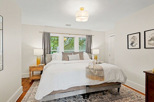 3-Bedroom 3 Bath Luxe Bungalow — centrally located in Wichita.  Sleeps up to 8! 