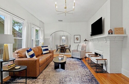 3-Bedroom 3 Bath Luxe Bungalow — centrally located in Wichita.  Sleeps up to 8! 