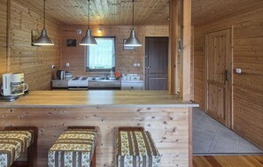 Wasserkocher mit Kaffee-/Teezubehör, Kühlschrank, Ofen, Herdplatte
