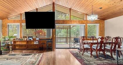 Delightful 3-bedroom lake house with a cabin feel sleeps 6.