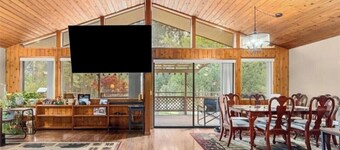 Delightful 3-bedroom lake house with a cabin feel sleeps 6.