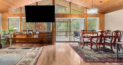 Delightful 3-bedroom lake house with a cabin feel sleeps 6.