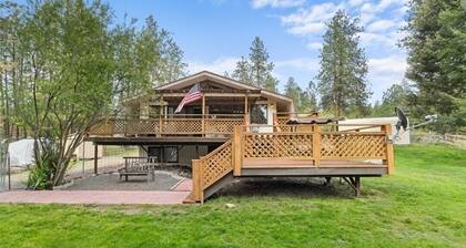 Delightful 3-bedroom lake house with a cabin feel.