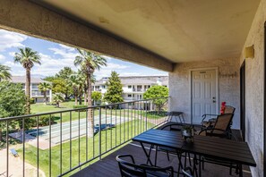 Outdoor dining - Building 14 in Las Palmas -Sleeps 8 - Indoor Pool (St. George)