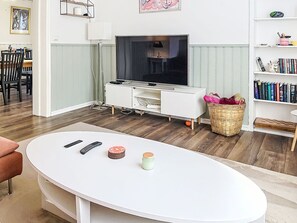 TV, fireplace - Gullahuset by Interhome (Gullaskruv)