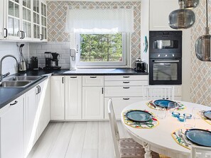 Fridge, microwave, oven, dishwasher - Gullahuset by Interhome (Gullaskruv)