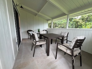 Outdoor dining - Spacious 3-bedroom house with AC in charming Kailua-Kona (Kailua-Kona)