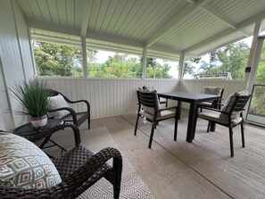 Outdoor dining - Spacious 3-bedroom house with AC in charming Kailua-Kona (Kailua-Kona)