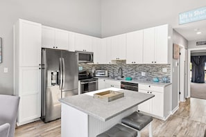 Coffee/tea maker, fridge, microwave, oven - Lookout View | Bayfront, Beach Gear & Family Stay (Ocean City)