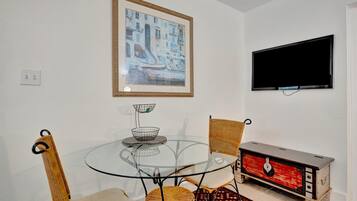 Basic Studio, 1 Double Bed, Patio | In-room dining