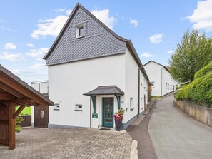 Exterior - Small apartment with a large balcony (Grevenstein)