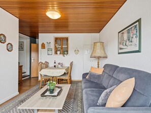 TV - Small apartment with a large balcony (Grevenstein)