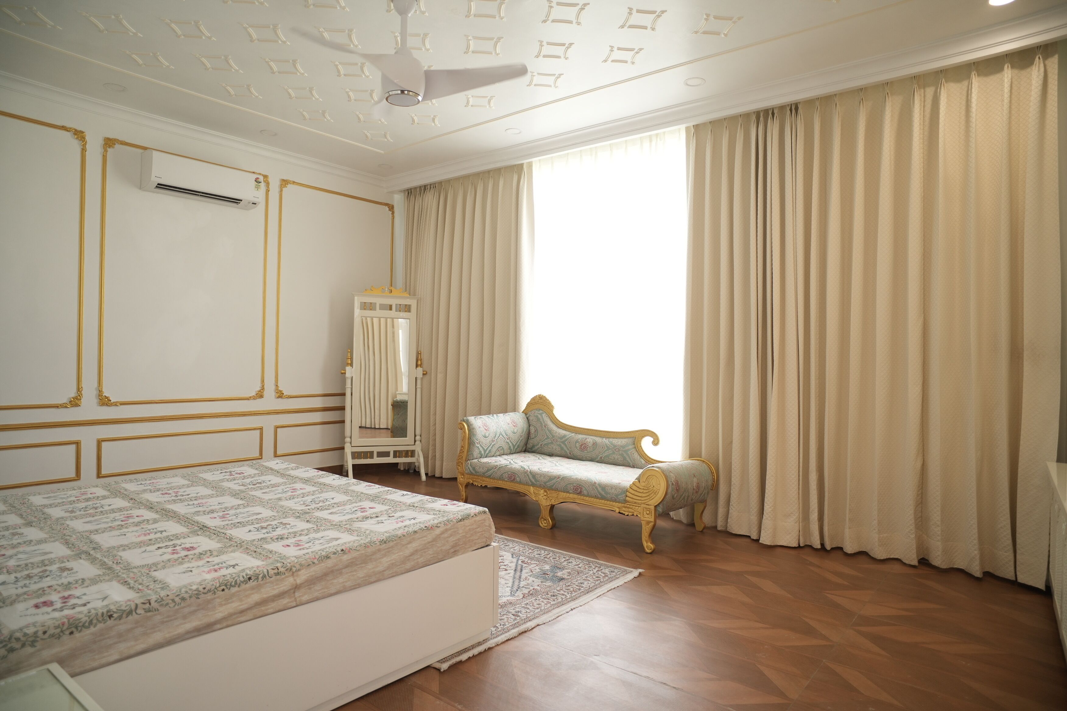 Una camera da letto con un letto, una sedia, un armadio e una finestra con tende.