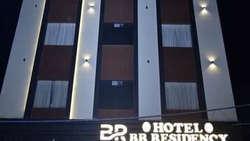 Fassade der Unterkunft – Abend/Nacht