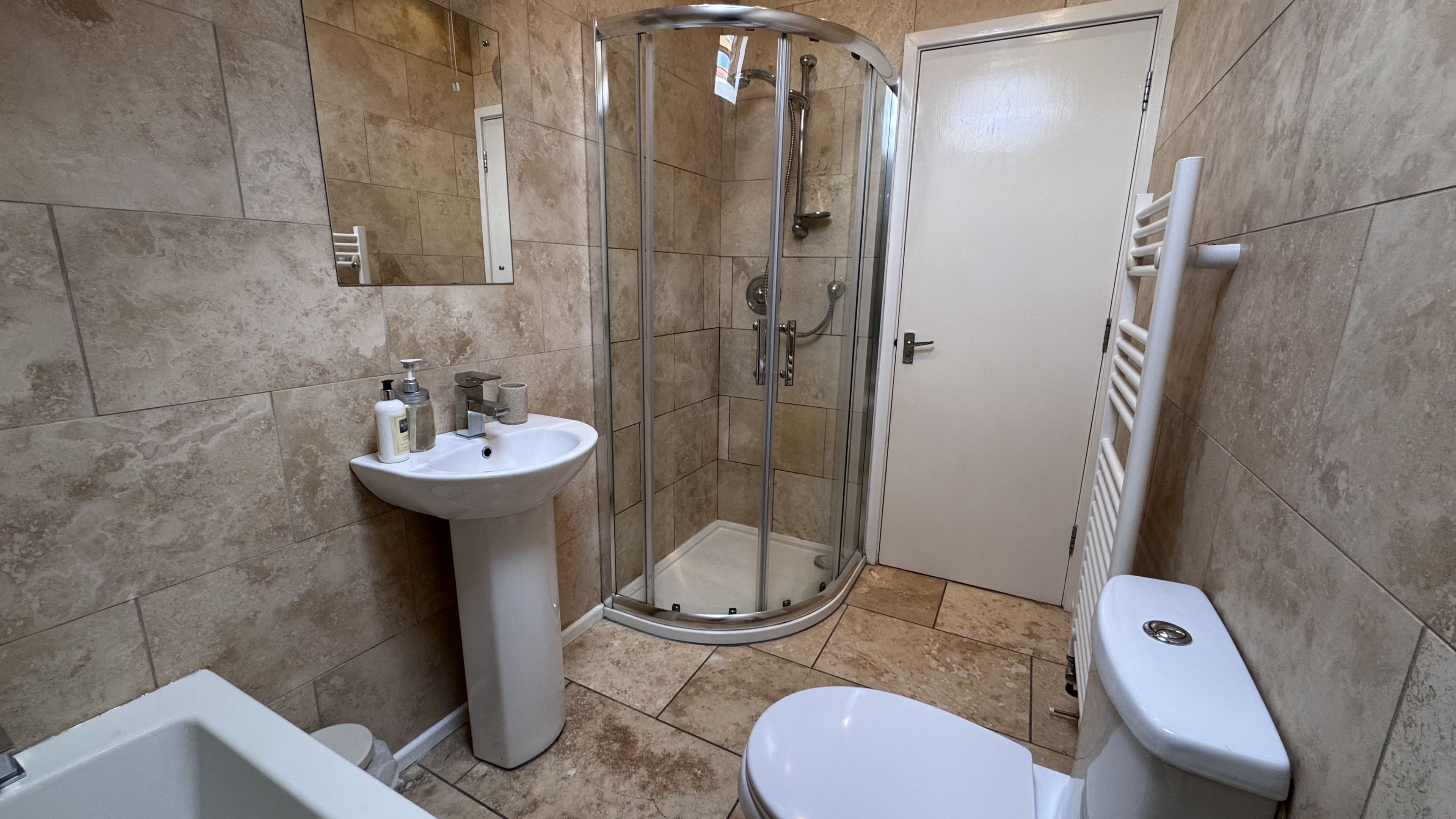 Een douche, een haardroger, handdoeken