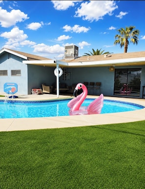 Outdoor pool - Serene 4-bedroom house with AC in lovely Las Vegas with Private Pool and Sauna (Las Vegas)