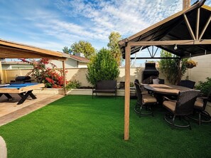 Outdoor dining - Serene 4-bedroom house with AC in lovely Las Vegas with Private Pool and Sauna (Las Vegas)