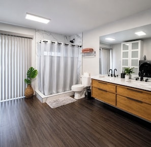 Shower, hair dryer, towels, soap - Serene 4-bedroom house with AC in lovely Las Vegas with Private Pool and Sauna (Las Vegas)
