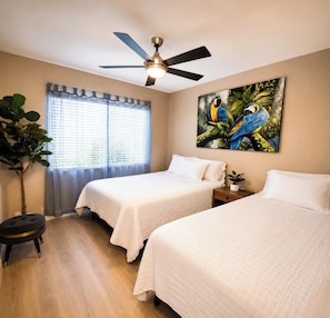 Iron/ironing board, travel cot, free WiFi, bed sheets - Serene 4-bedroom house with AC in lovely Las Vegas with Private Pool and Sauna (Las Vegas)