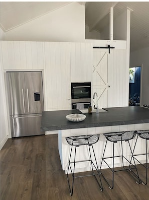 Private kitchen - A tranquil Matakana sanctuary with pool, just 5 minutes from the beach & village (Point Wells)