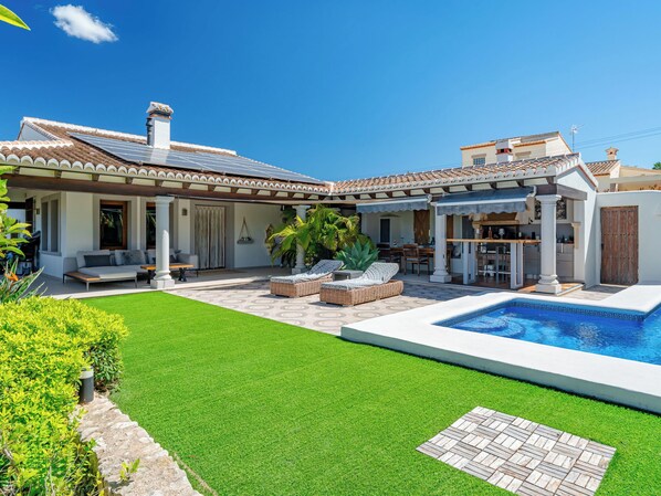 A house with a swimming pool, a patio with furniture, and a well-maintained lawn. - Villa La Calma by Interhome (Jávea)
