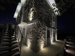 A modern building with a stone facade and a staircase leading to the entrance. - Tenuta Ferrante Relais (Arielli)