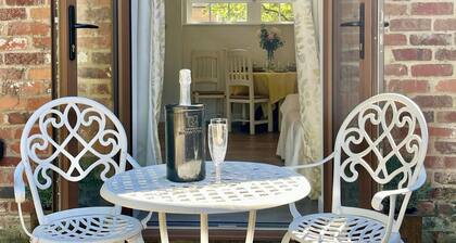 Tadpole Cottage by inspirestays.com - a cottage that sleeps 2 guests in 1 bedroom