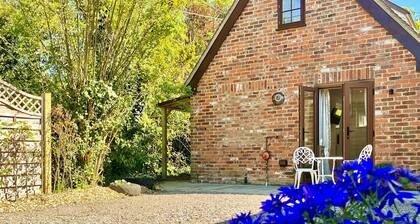 Tadpole Cottage by inspirestays.com - a cottage that sleeps 2 guests in 1 bedroom