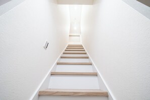 Interior - 6 minutes from Tokyo Skytree | 10 minutes from Asakusa | Fully renovated house | Entire property rental | 2 bathrooms and 2 toilets | Sleeps up to 10 | 5 beds | 1 minute to a supermarket | Ideal for families and groups | Convenient access to the airport | (葛飾区東立石)