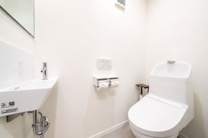 Shower, hair dryer, bidet, towels - Near Skytree and Asakusa | Up to 10 guests | Entire house rental | 3 bedrooms | 9-minute walk from the station | 5 beds | High-speed Wi-Fi (葛飾区東立石)