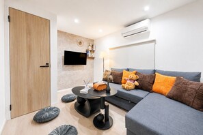 Smart TV, fireplace - Near Skytree and Asakusa | Up to 10 guests | Entire house rental | 3 bedrooms | 9-minute walk from the station | 5 beds | High-speed Wi-Fi (葛飾区東立石)